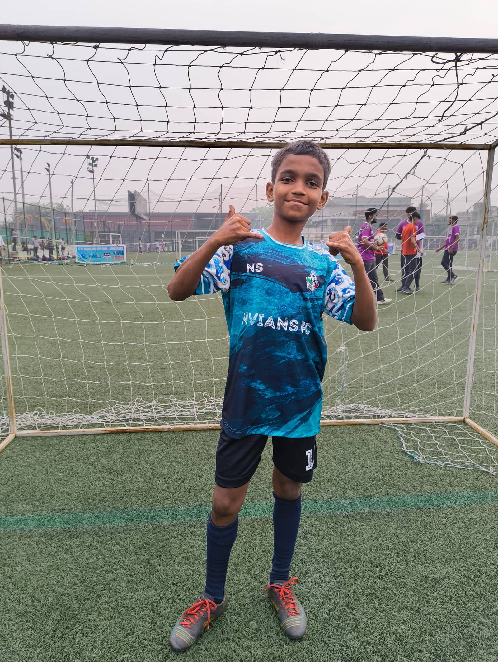 Player Teal Kit Thumbs Up